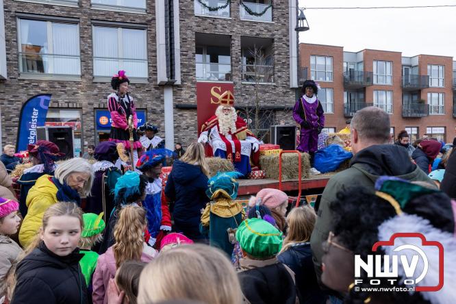 Sinterklaas feestelijk onthaald op ’t Harde, en viert feestje op Centrumplein. - © NWVFoto.nl