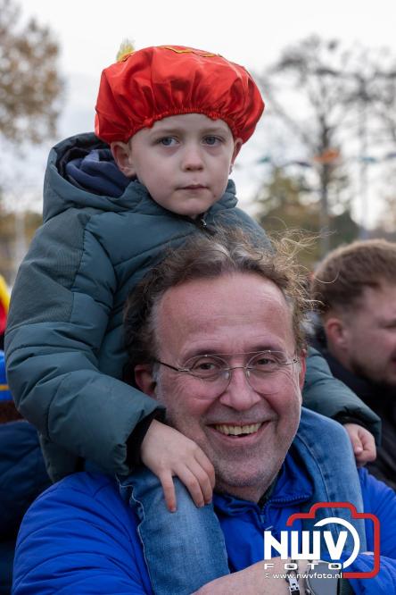 Sinterklaas feestelijk onthaald op ’t Harde, en viert feestje op Centrumplein. - © NWVFoto.nl
