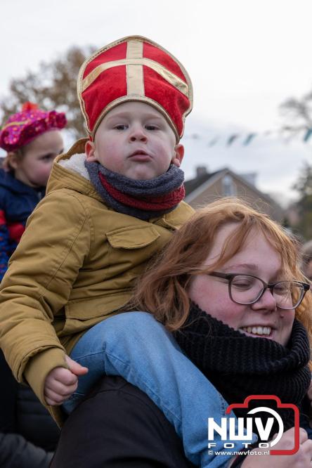 Sinterklaas feestelijk onthaald op ’t Harde, en viert feestje op Centrumplein. - © NWVFoto.nl