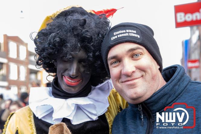 Sinterklaas feestelijk onthaald op ’t Harde, en viert feestje op Centrumplein. - © NWVFoto.nl