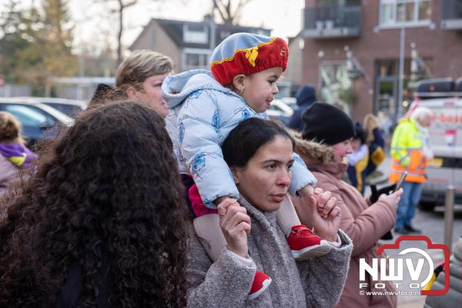 Sinterklaas feestelijk onthaald op ’t Harde, en viert feestje op Centrumplein. - © NWVFoto.nl