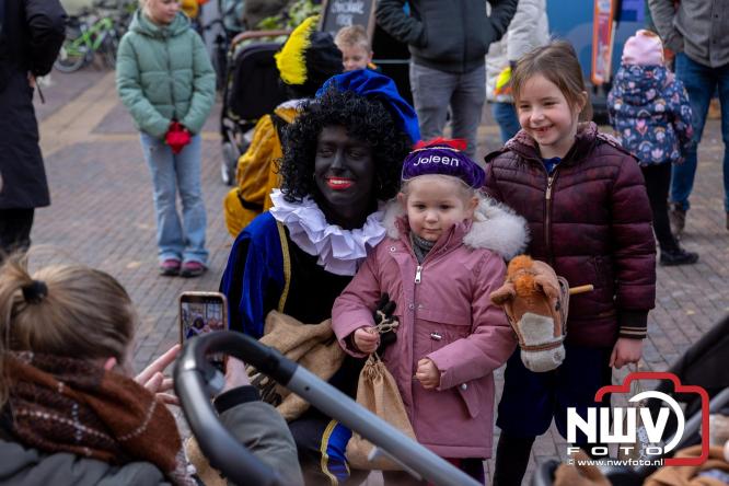 Sinterklaas feestelijk onthaald op ’t Harde, en viert feestje op Centrumplein. - © NWVFoto.nl