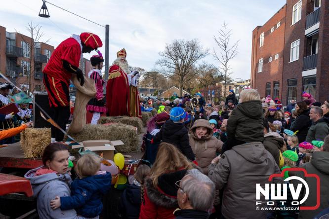 Sinterklaas feestelijk onthaald op ’t Harde, en viert feestje op Centrumplein. - © NWVFoto.nl