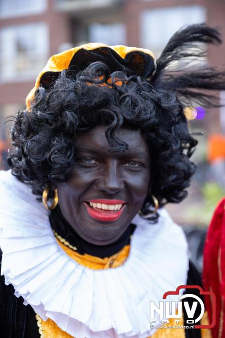 Sinterklaas feestelijk onthaald op ’t Harde, en viert feestje op Centrumplein. - © NWVFoto.nl