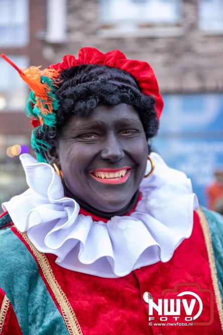 Sinterklaas feestelijk onthaald op ’t Harde, en viert feestje op Centrumplein. - © NWVFoto.nl