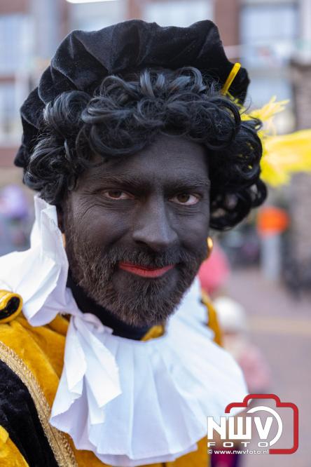 Sinterklaas feestelijk onthaald op ’t Harde, en viert feestje op Centrumplein. - © NWVFoto.nl