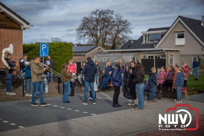 Bijzondere intocht op De Hoge Enk: Sinterklaas en Kerstman arriveren samen. - © NWVFoto.nl