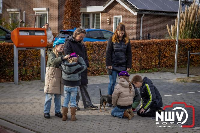 Bijzondere intocht op De Hoge Enk: Sinterklaas en Kerstman arriveren samen. - © NWVFoto.nl