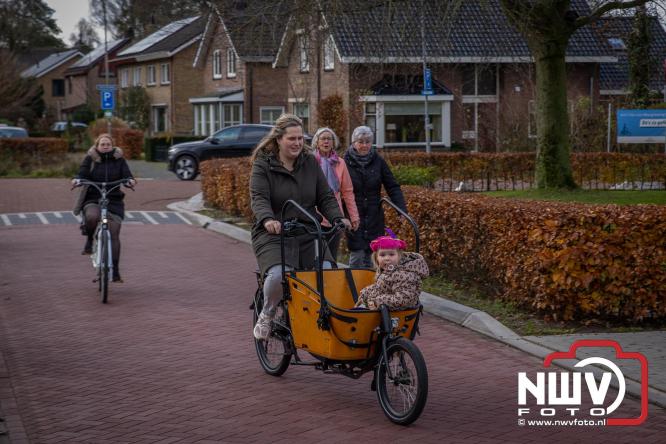 Bijzondere intocht op De Hoge Enk: Sinterklaas en Kerstman arriveren samen. - © NWVFoto.nl