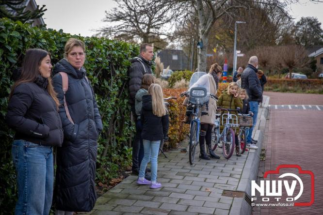 Bijzondere intocht op De Hoge Enk: Sinterklaas en Kerstman arriveren samen. - © NWVFoto.nl
