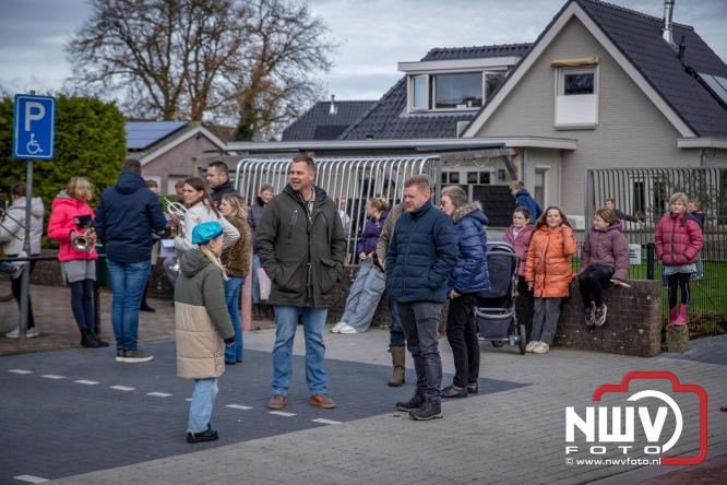 Bijzondere intocht op De Hoge Enk: Sinterklaas en Kerstman arriveren samen. - © NWVFoto.nl
