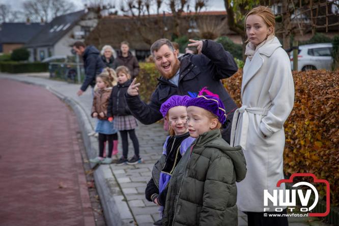 Bijzondere intocht op De Hoge Enk: Sinterklaas en Kerstman arriveren samen. - © NWVFoto.nl