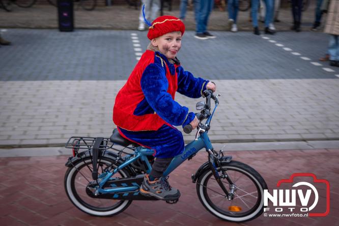 Bijzondere intocht op De Hoge Enk: Sinterklaas en Kerstman arriveren samen. - © NWVFoto.nl