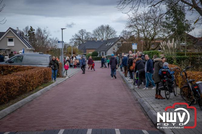 Bijzondere intocht op De Hoge Enk: Sinterklaas en Kerstman arriveren samen. - © NWVFoto.nl