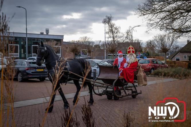 Bijzondere intocht op De Hoge Enk: Sinterklaas en Kerstman arriveren samen. - © NWVFoto.nl