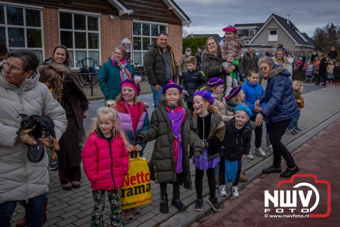 Bijzondere intocht op De Hoge Enk: Sinterklaas en Kerstman arriveren samen. - © NWVFoto.nl