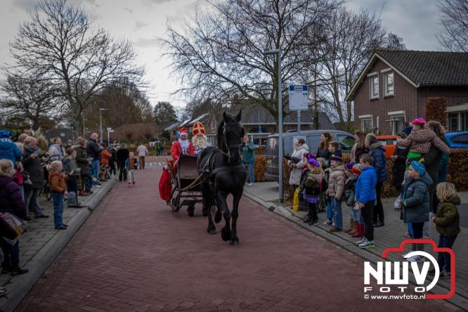 Bijzondere intocht op De Hoge Enk: Sinterklaas en Kerstman arriveren samen. - © NWVFoto.nl
