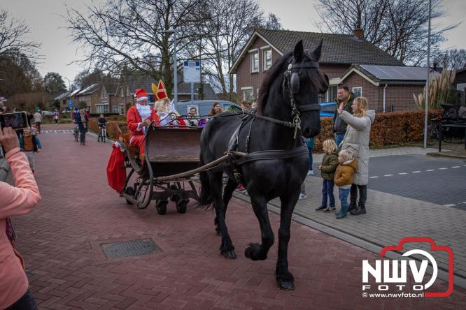Bijzondere intocht op De Hoge Enk: Sinterklaas en Kerstman arriveren samen. - © NWVFoto.nl