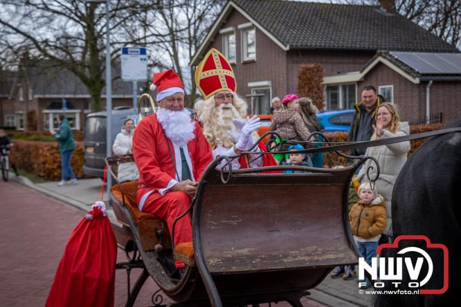 Bijzondere intocht op De Hoge Enk: Sinterklaas en Kerstman arriveren samen. - © NWVFoto.nl