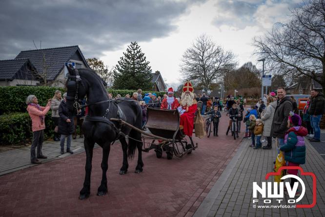 Bijzondere intocht op De Hoge Enk: Sinterklaas en Kerstman arriveren samen. - © NWVFoto.nl