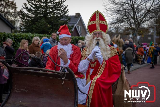 Bijzondere intocht op De Hoge Enk: Sinterklaas en Kerstman arriveren samen. - © NWVFoto.nl