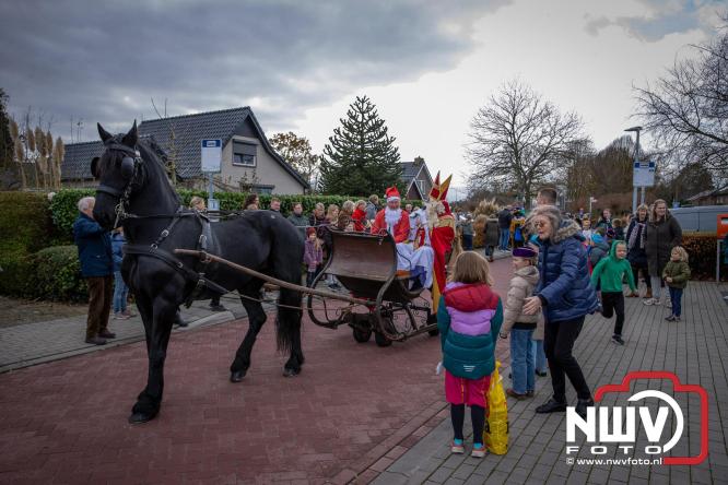 Bijzondere intocht op De Hoge Enk: Sinterklaas en Kerstman arriveren samen. - © NWVFoto.nl