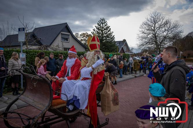 Bijzondere intocht op De Hoge Enk: Sinterklaas en Kerstman arriveren samen. - © NWVFoto.nl