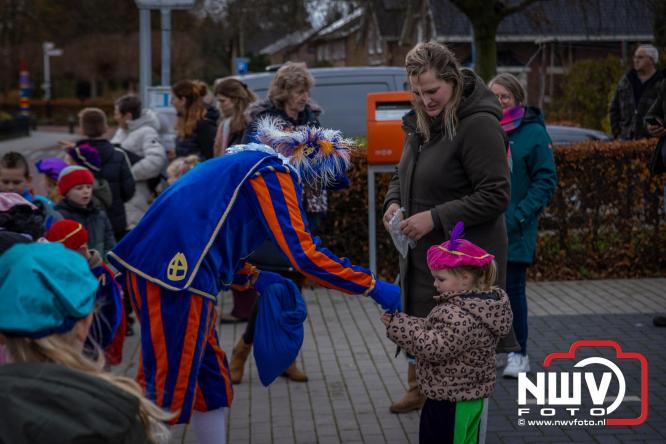 Bijzondere intocht op De Hoge Enk: Sinterklaas en Kerstman arriveren samen. - © NWVFoto.nl