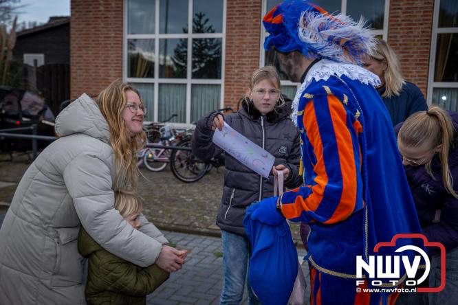 Bijzondere intocht op De Hoge Enk: Sinterklaas en Kerstman arriveren samen. - © NWVFoto.nl