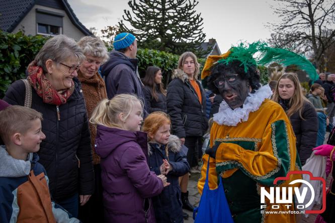 Bijzondere intocht op De Hoge Enk: Sinterklaas en Kerstman arriveren samen. - © NWVFoto.nl