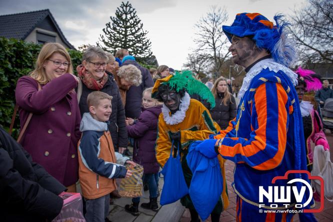 Bijzondere intocht op De Hoge Enk: Sinterklaas en Kerstman arriveren samen. - © NWVFoto.nl