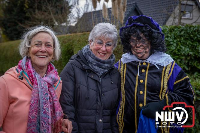 Bijzondere intocht op De Hoge Enk: Sinterklaas en Kerstman arriveren samen. - © NWVFoto.nl