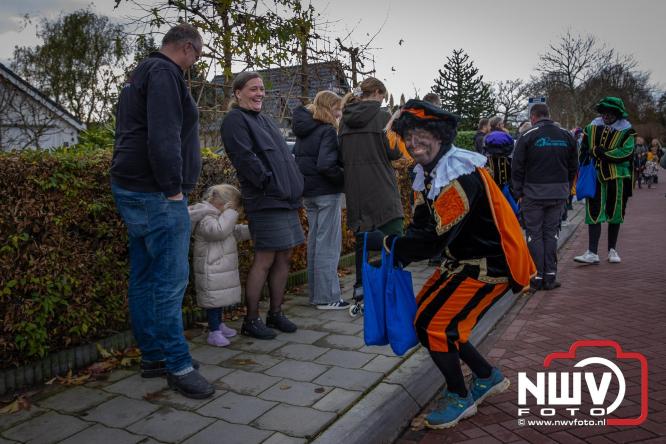 Bijzondere intocht op De Hoge Enk: Sinterklaas en Kerstman arriveren samen. - © NWVFoto.nl