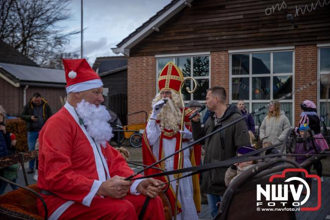 Bijzondere intocht op De Hoge Enk: Sinterklaas en Kerstman arriveren samen. - © NWVFoto.nl