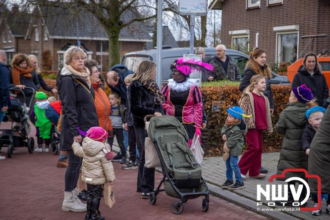 Bijzondere intocht op De Hoge Enk: Sinterklaas en Kerstman arriveren samen. - © NWVFoto.nl