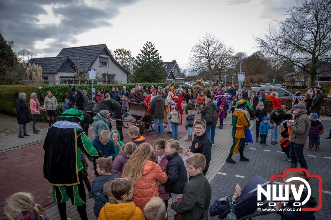 Bijzondere intocht op De Hoge Enk: Sinterklaas en Kerstman arriveren samen. - © NWVFoto.nl