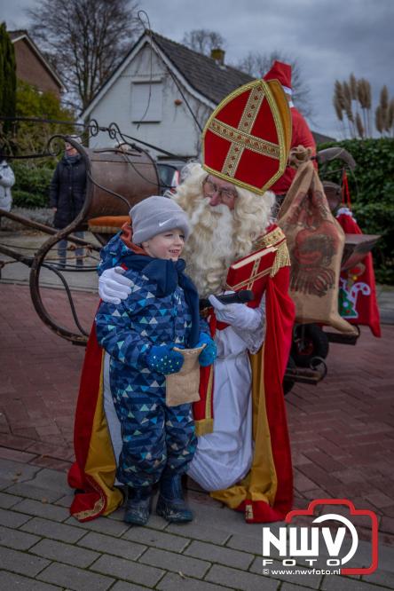 Bijzondere intocht op De Hoge Enk: Sinterklaas en Kerstman arriveren samen. - © NWVFoto.nl