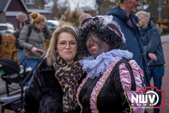Bijzondere intocht op De Hoge Enk: Sinterklaas en Kerstman arriveren samen. - © NWVFoto.nl