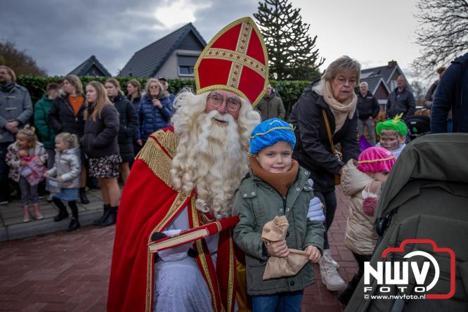 Bijzondere intocht op De Hoge Enk: Sinterklaas en Kerstman arriveren samen. - © NWVFoto.nl