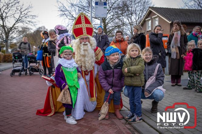 Bijzondere intocht op De Hoge Enk: Sinterklaas en Kerstman arriveren samen. - © NWVFoto.nl