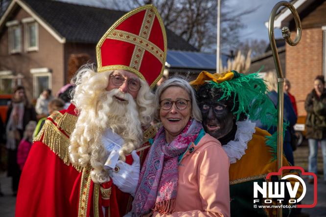 Bijzondere intocht op De Hoge Enk: Sinterklaas en Kerstman arriveren samen. - © NWVFoto.nl