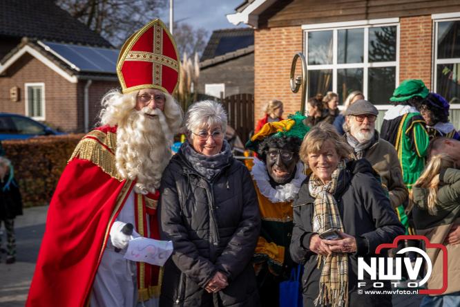 Bijzondere intocht op De Hoge Enk: Sinterklaas en Kerstman arriveren samen. - © NWVFoto.nl