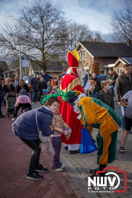 Bijzondere intocht op De Hoge Enk: Sinterklaas en Kerstman arriveren samen. - © NWVFoto.nl