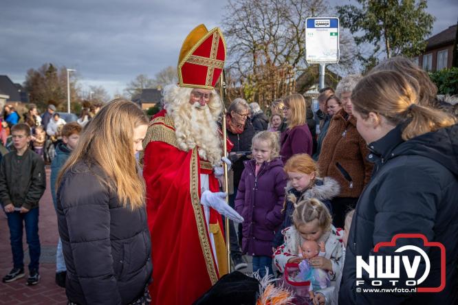 Bijzondere intocht op De Hoge Enk: Sinterklaas en Kerstman arriveren samen. - © NWVFoto.nl