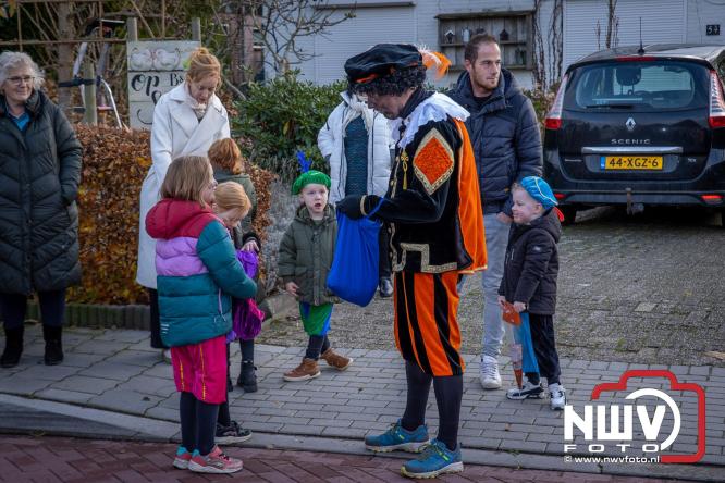 Bijzondere intocht op De Hoge Enk: Sinterklaas en Kerstman arriveren samen. - © NWVFoto.nl