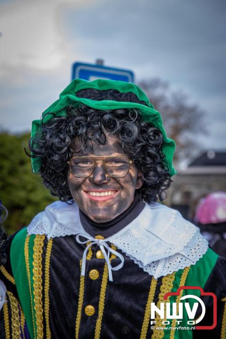 Bijzondere intocht op De Hoge Enk: Sinterklaas en Kerstman arriveren samen. - © NWVFoto.nl