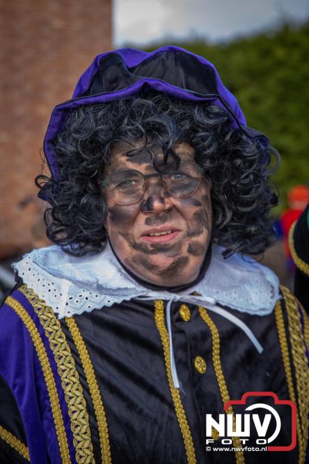 Bijzondere intocht op De Hoge Enk: Sinterklaas en Kerstman arriveren samen. - © NWVFoto.nl