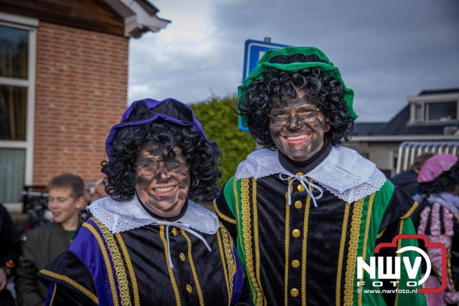 Bijzondere intocht op De Hoge Enk: Sinterklaas en Kerstman arriveren samen. - © NWVFoto.nl