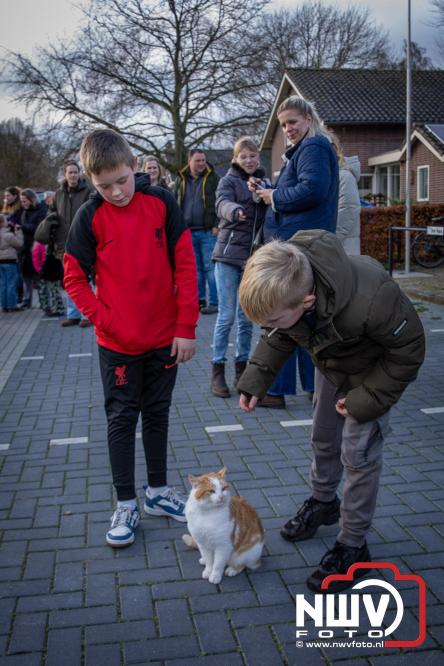 Bijzondere intocht op De Hoge Enk: Sinterklaas en Kerstman arriveren samen. - © NWVFoto.nl