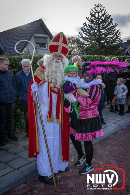 Bijzondere intocht op De Hoge Enk: Sinterklaas en Kerstman arriveren samen. - © NWVFoto.nl
